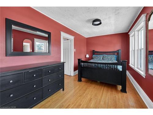 207 Edgemont Street S, Hamilton, ON - Indoor Photo Showing Bedroom