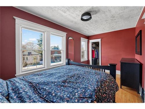 207 Edgemont Street S, Hamilton, ON - Indoor Photo Showing Bedroom