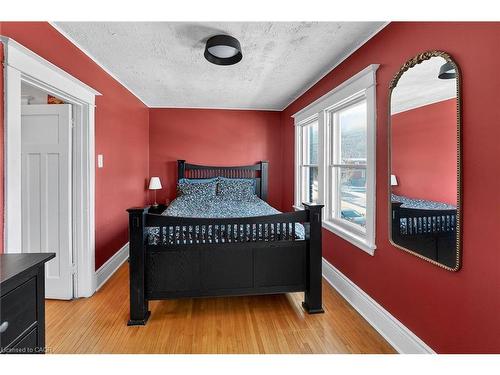 207 Edgemont Street S, Hamilton, ON - Indoor Photo Showing Bedroom