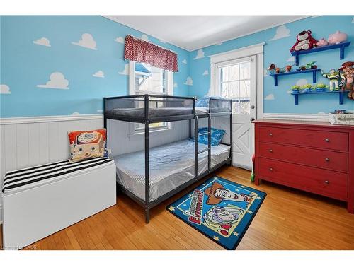 207 Edgemont Street S, Hamilton, ON - Indoor Photo Showing Bedroom