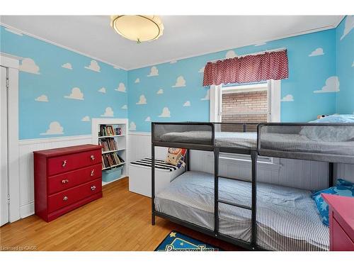 207 Edgemont Street S, Hamilton, ON - Indoor Photo Showing Bedroom
