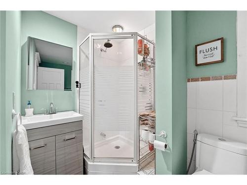 207 Edgemont Street S, Hamilton, ON - Indoor Photo Showing Bathroom