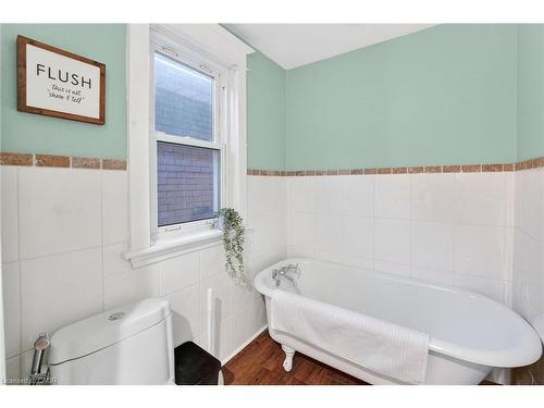 207 Edgemont Street S, Hamilton, ON - Indoor Photo Showing Bathroom