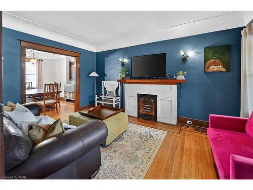 207 Edgemont Street S, Hamilton, ON - Indoor Photo Showing Living Room