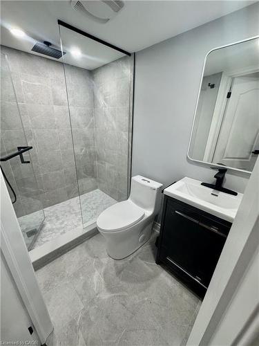 31 Elkington Lane, Brantford, ON - Indoor Photo Showing Bathroom