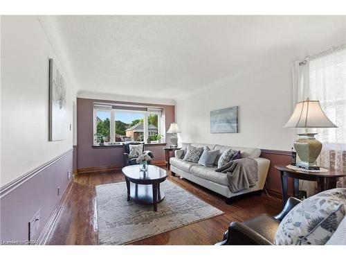 91 East 42Nd Street, Hamilton, ON - Indoor Photo Showing Living Room