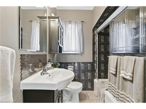 91 East 42Nd Street, Hamilton, ON - Indoor Photo Showing Bathroom