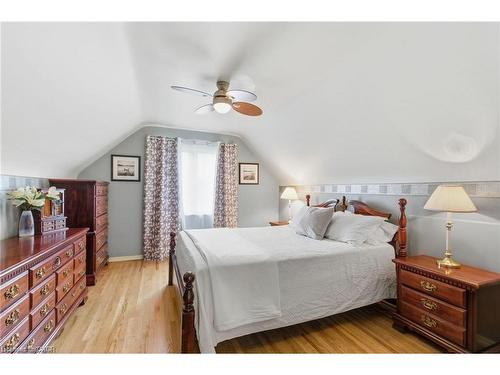 91 East 42Nd Street, Hamilton, ON - Indoor Photo Showing Bedroom