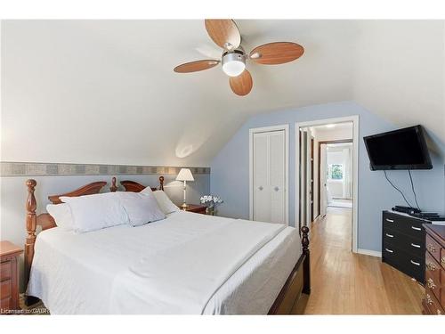 91 East 42Nd Street, Hamilton, ON - Indoor Photo Showing Bedroom