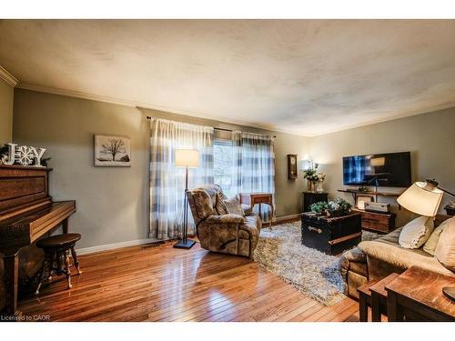 44 Reiner Crescent E, Wellesley, ON - Indoor Photo Showing Living Room
