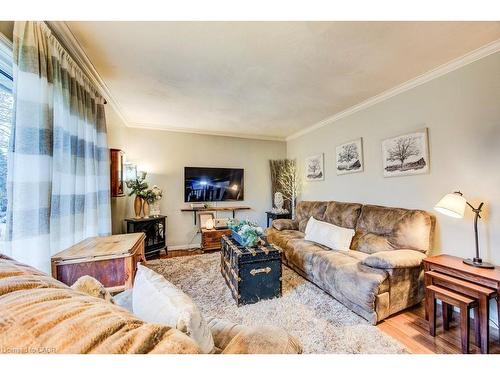 44 Reiner Crescent E, Wellesley, ON - Indoor Photo Showing Living Room