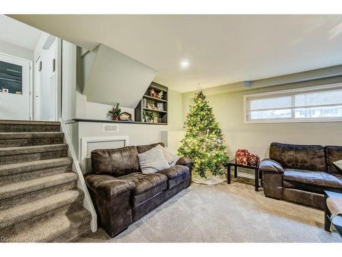 44 Reiner Crescent E, Wellesley, ON - Indoor Photo Showing Living Room