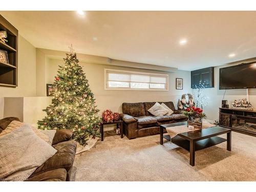 44 Reiner Crescent E, Wellesley, ON - Indoor Photo Showing Living Room