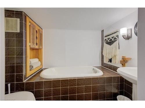 350 Victoria Street S, Kitchener, ON - Indoor Photo Showing Bathroom