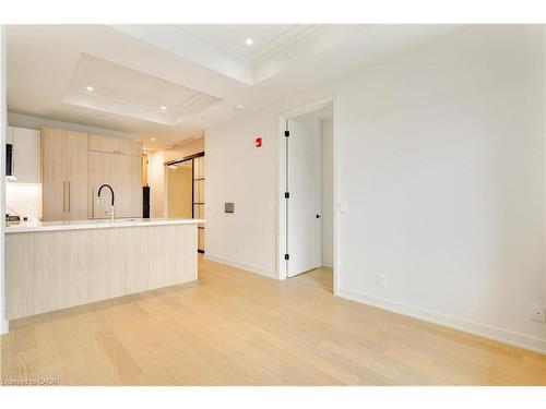 307-123 Maurice Drive, Oakville, ON - Indoor Photo Showing Kitchen