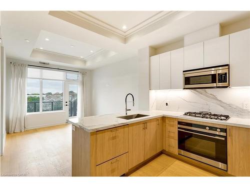 307-123 Maurice Drive, Oakville, ON - Indoor Photo Showing Kitchen With Upgraded Kitchen