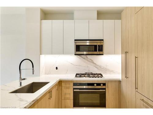 307-123 Maurice Drive, Oakville, ON - Indoor Photo Showing Kitchen With Upgraded Kitchen