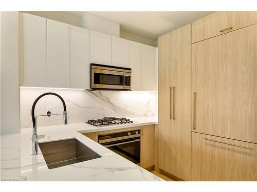 307-123 Maurice Drive, Oakville, ON - Indoor Photo Showing Kitchen With Upgraded Kitchen