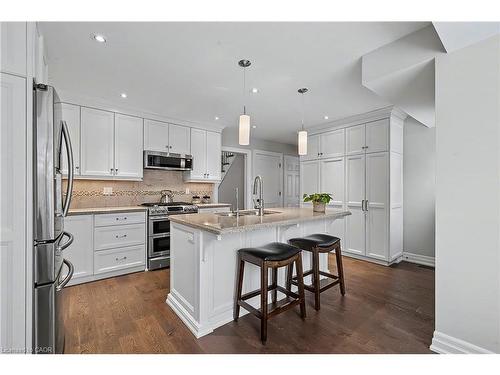 18 Pittsford Close, Waterloo, ON - Indoor Photo Showing Kitchen With Upgraded Kitchen