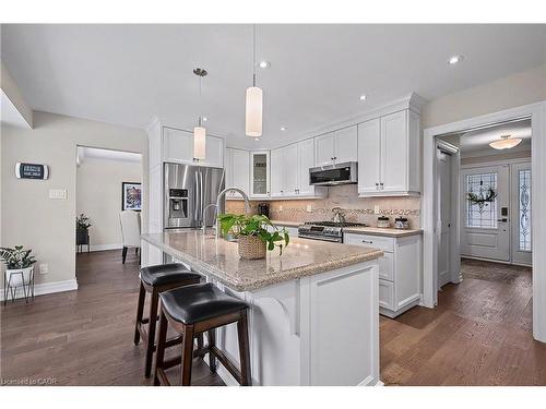 18 Pittsford Close, Waterloo, ON - Indoor Photo Showing Kitchen With Upgraded Kitchen