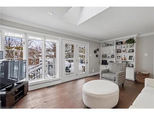 18 Pittsford Close, Waterloo, ON - Indoor Photo Showing Living Room