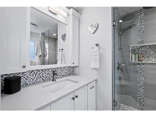 18 Pittsford Close, Waterloo, ON - Indoor Photo Showing Bathroom