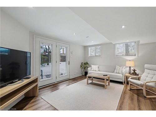 18 Pittsford Close, Waterloo, ON - Indoor Photo Showing Living Room