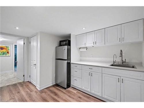 18 Pittsford Close, Waterloo, ON - Indoor Photo Showing Kitchen