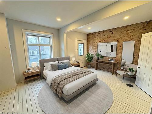 164 Catharine Street N, Hamilton, ON - Indoor Photo Showing Bedroom