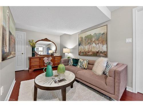 39 Pinebrook Circle, Caledon, ON - Indoor Photo Showing Living Room