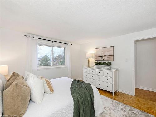 655 Lomond Crescent, Burlington, ON - Indoor Photo Showing Bedroom