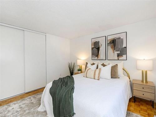 655 Lomond Crescent, Burlington, ON - Indoor Photo Showing Bedroom