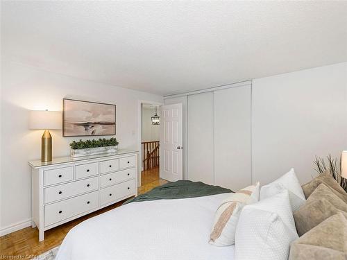 655 Lomond Crescent, Burlington, ON - Indoor Photo Showing Bedroom