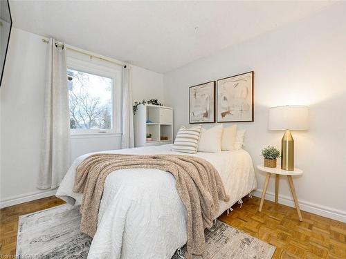 655 Lomond Crescent, Burlington, ON - Indoor Photo Showing Bedroom