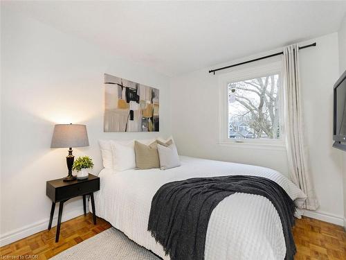 655 Lomond Crescent, Burlington, ON - Indoor Photo Showing Bedroom