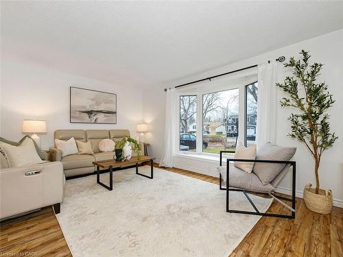 655 Lomond Crescent, Burlington, ON - Indoor Photo Showing Living Room