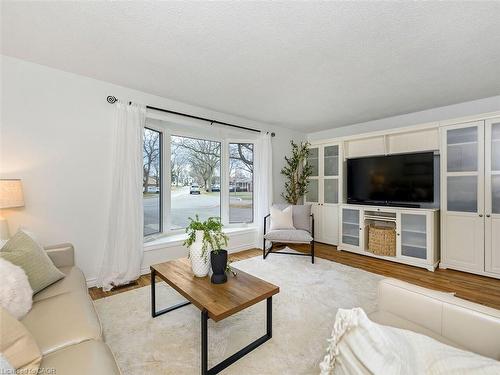 655 Lomond Crescent, Burlington, ON - Indoor Photo Showing Living Room