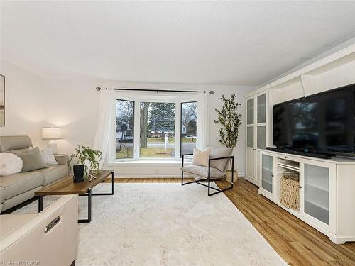 655 Lomond Crescent, Burlington, ON - Indoor Photo Showing Living Room