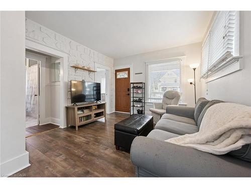 262 Madison Avenue S, Kitchener, ON - Indoor Photo Showing Living Room