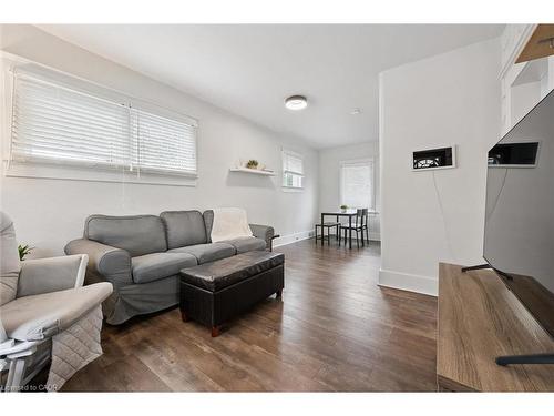 262 Madison Avenue S, Kitchener, ON - Indoor Photo Showing Living Room