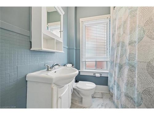 262 Madison Avenue S, Kitchener, ON - Indoor Photo Showing Bathroom