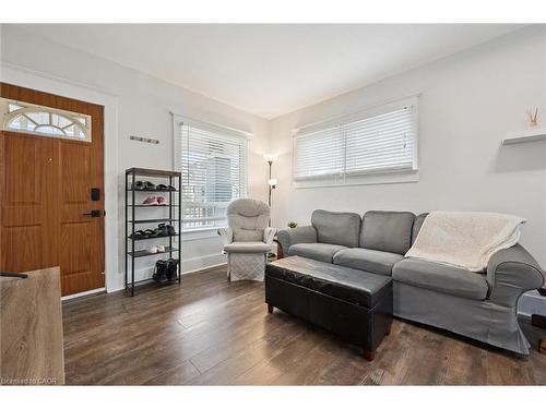 262 Madison Avenue S, Kitchener, ON - Indoor Photo Showing Living Room