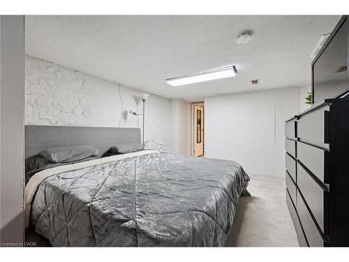 262 Madison Avenue S, Kitchener, ON - Indoor Photo Showing Bedroom