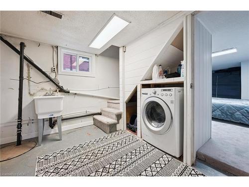 262 Madison Avenue S, Kitchener, ON - Indoor Photo Showing Laundry Room