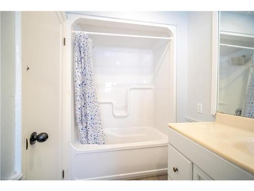 10 Monroe Street, Cambridge, ON - Indoor Photo Showing Bathroom