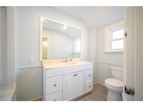 10 Monroe Street, Cambridge, ON - Indoor Photo Showing Bathroom