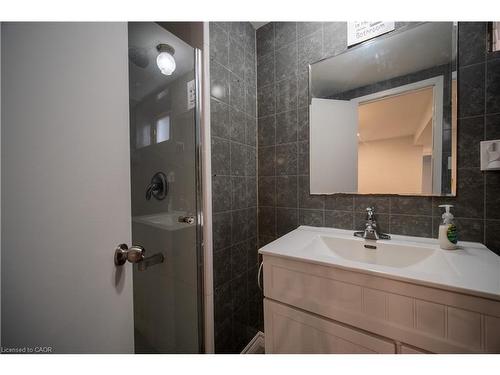 10 Monroe Street, Cambridge, ON - Indoor Photo Showing Bathroom