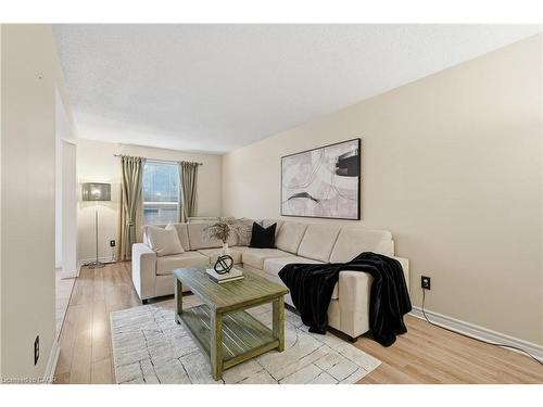 122 Vennio Lane, Hamilton, ON - Indoor Photo Showing Living Room