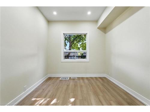 9 Alice Street, Hamilton, ON - Indoor Photo Showing Other Room