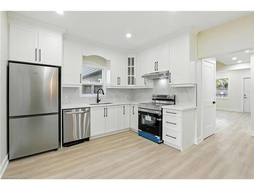 9 Alice Street, Hamilton, ON - Indoor Photo Showing Kitchen